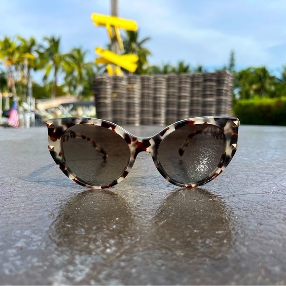 Authentic VALENTINO Rockstud Sunglasses women’s *like new* with original box - Picture 1 of 8